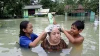 6 Kelakuan Emak-emak saat Banjir Ini Santainya Kelewatan (sumber: 1cak)