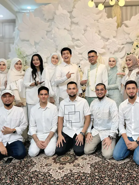 Pernikahan Irish Bella dan Haldy Sabri yang sederhana dihadiri oleh tamu undangan dengan dresscode serba putih. Termasuk Shireen Sungkar hingga Dhini Aminarti. Seperti apa potretnya? [@shireensungkar]