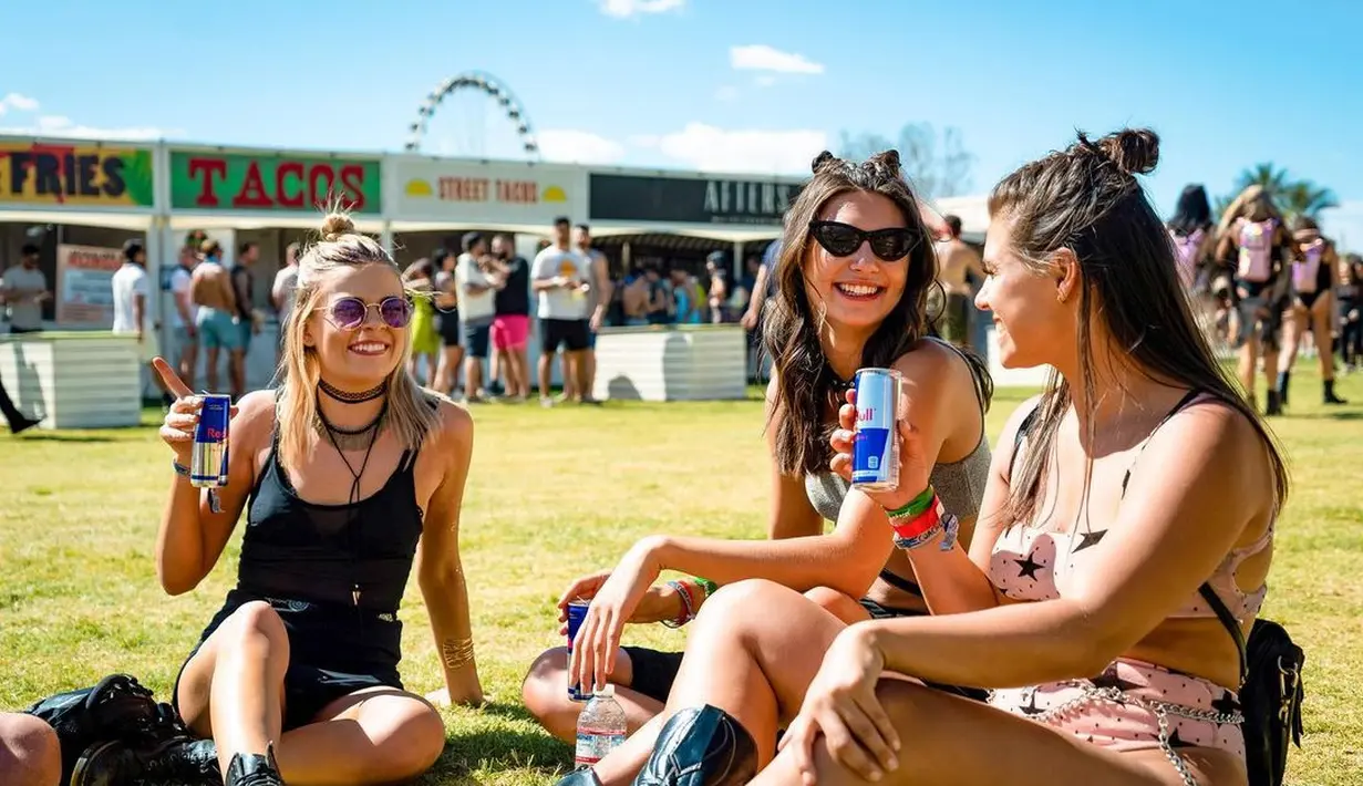 Billie Eilish juga ikut menata gaya rambut space buns saat manggung (Foto: Instagram @coachella)