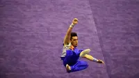 Atlet Wushu Indonesia, Harris Horatius beraksi pada Kejuaraan Dunia Wushu 2015 di Istora, Senayan, Jakarta, Sabtu(14/11/2015). (Bola.com/Nicklas Hanoatubun)