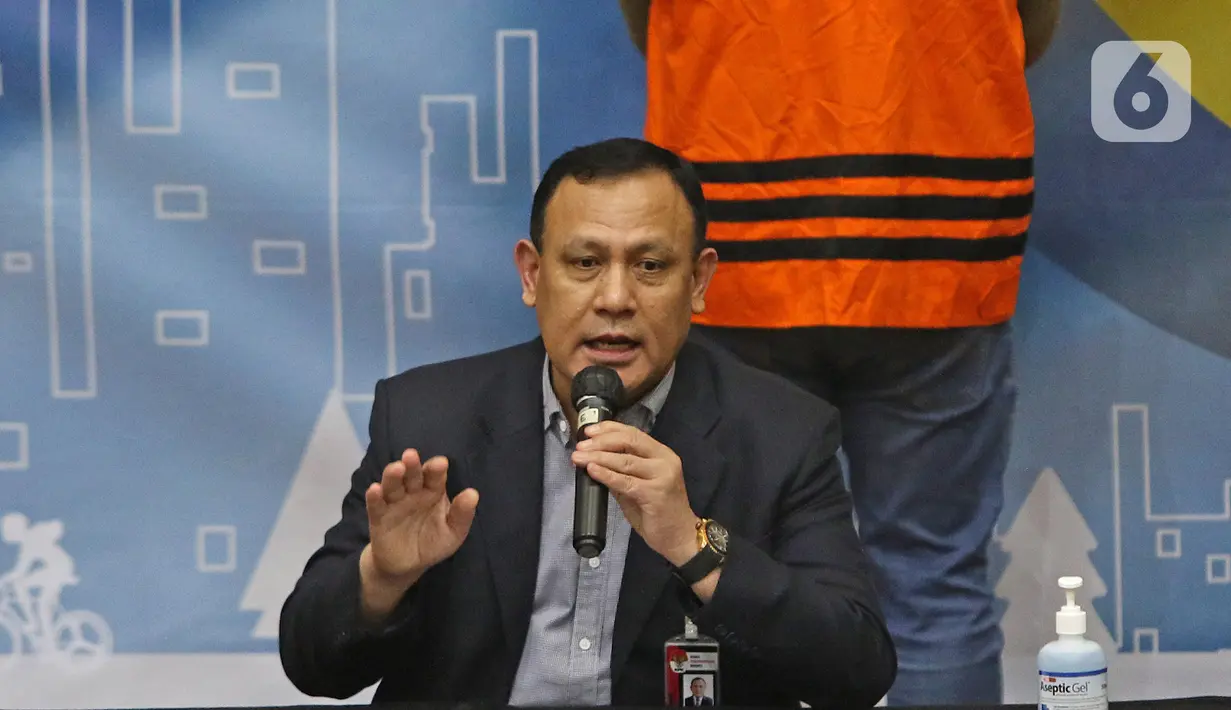 Ketua KPK Firli Bahuri menggelar konferensi pers terkait Operasi Tangkap Tangan (OTT) atas kasus dugaan suap bansos penanganan covid-19 Kementerian Sosial, di Gedung KPK, Jakarta, Minggu (6/12/2020) dini hari. Kasus ini menjerat Mensos Juliari Batubara jadi tersangka. (Liputan6.com/Herman Zakharia)
