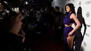 Kylie Jenner berpose saat tiba di acara Marie Claire's Image Maker Awards 2017 di Catch LA di West Hollywood, California (10/1). Busana unik Kylie Jenner langsung menjadi pusat perhatian. (AFP PHOTO/ Matt Winkelmeyer)