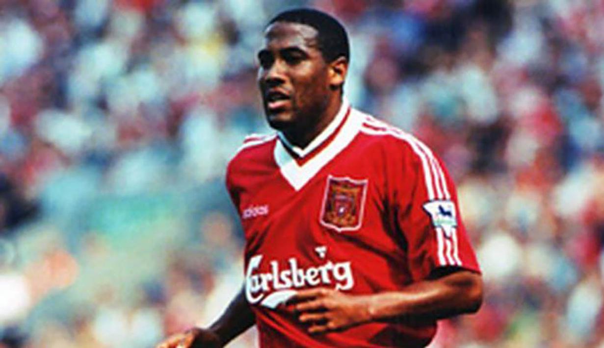John Barnes, sayap kiri Liverpool era 80 hingga 90an. Berhasil tampil sebanyak 314 kali bersama The Reds dan berhasil mencetak 84 gol. (Istimewa)