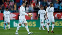 Striker Real Madrid Cristiano Ronaldo membawa bola ke tengah lapangan usai gawangnya kebobolan dari Girona saat pertandingan La Liga di stadion Montilivi di Girona, Spanyol (29/10). (AP Photo/Manu Fernandez)