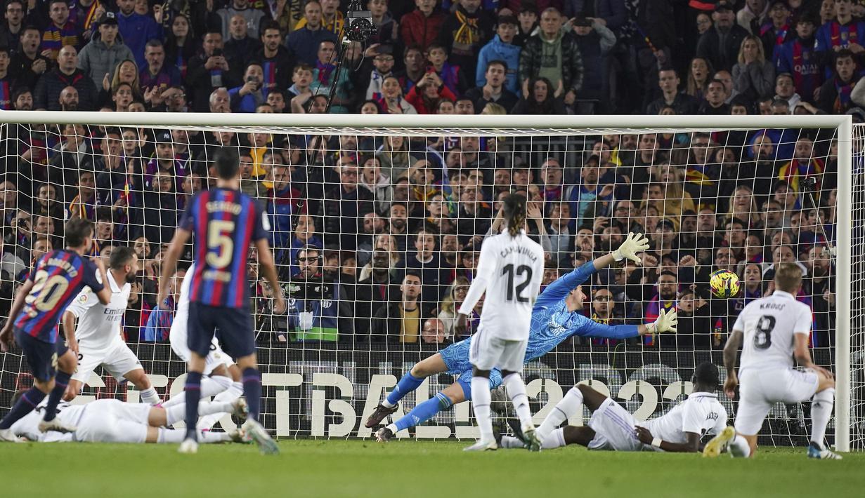 Pemain Barcelona, Sergio Roberto mencetak gol penyeimbang 1-1 ke gawang Real Madrid pada laga pekan ke-26 Liga Spanyol 2022/2023 di Camp Nou, Barcelona, Senin (20/03/2023). Blaugrana menang dengan skor 2-1 pada pertandingan yang bertajuk El Classico tersebut. (AP Photo/Joan Mateu)