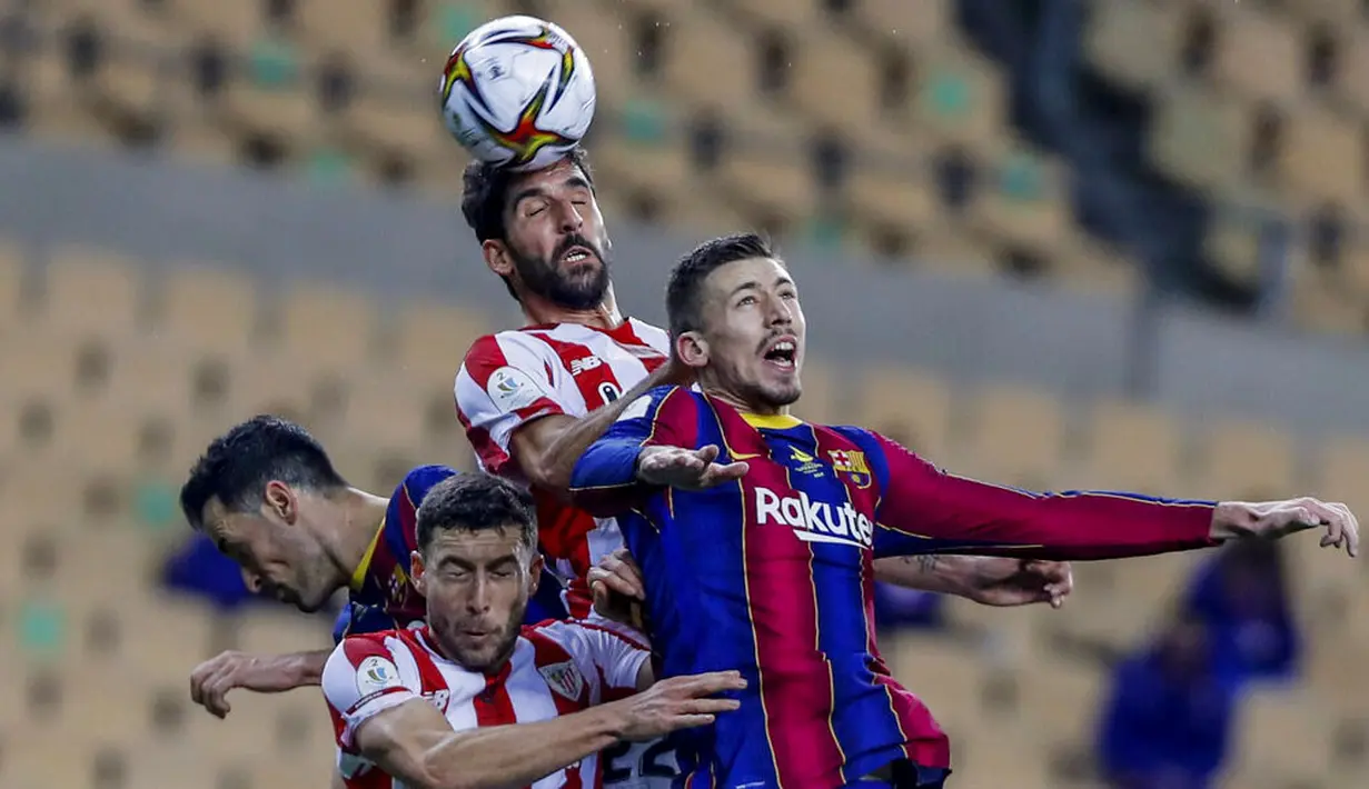 Pemain Athletic Bilbao, Raul Garcia, duel udara dengan pemain Barcelona, Clement Lenglet, pada laga final Piala Super Spanyol di Stadion La Cartuja, Minggu (17/1/2021). Athletic Bilbao menang 3-2 atas Barcelona. (AP/Miguel Morenatti)