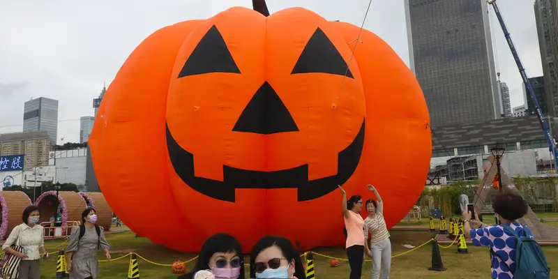 Menikmati Dekorasi Helloween di Taman Hong Kong