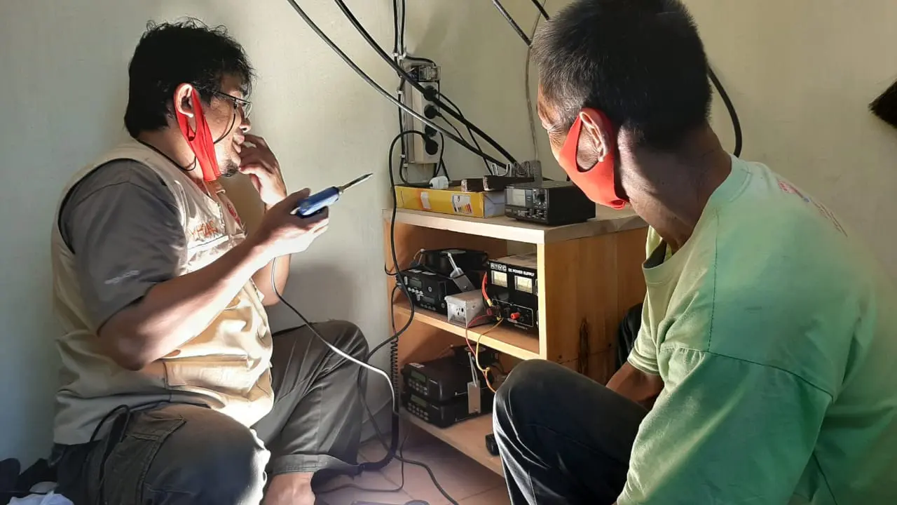 Teknisi ORARI Banyumas men-setup perangkat yang diperlukan agar siswa MTs Pakis bisa belajar jarak jauh menggunakan handy talky atau HT. (Foto: Liputan6.com/ORARI Banyumas)