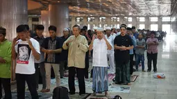 Umat muslim menunaikan salat Idul Adha di Masjid Istiqlal, Jakarta, Minggu (11/8/2019). Idul Adha 1440 Hijriah dirayakan secara nasional pada hari Minggu (11/8), serta dilanjutkan dengan pemotongan hewan kurban untuk dibagikan kepada warga. (Liputan6.com/Immanuel Antonius)