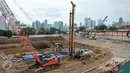 Suasana pembangunan revitalisasi Pasar Rumput, Manggarai Jakarta Selatan, Rabu (4/1). Rencananya, Pasar Rumput akan dibangun menjadi rusunanwa dengan 24-26 lantai dan 3-4 lantai pertama akan tetap difungsikan sebagai pasar. (Liputan6.com/Yoppy Renato)