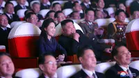 Gambar yang dirilis pada 17 Februari 2021 menunjukkan Pemimpin Korea Utara Kim Jong-un (tengah) dan istrinya Ri Sol Ju menonton pertunjukan di Pyongyang. Ri biasanya sering menemani Kim Jong-un ke acara-acara publik besar, namun dia tidak terlihat sejak Januari 2020. (STR/AFP/KCNA VIA KNS)