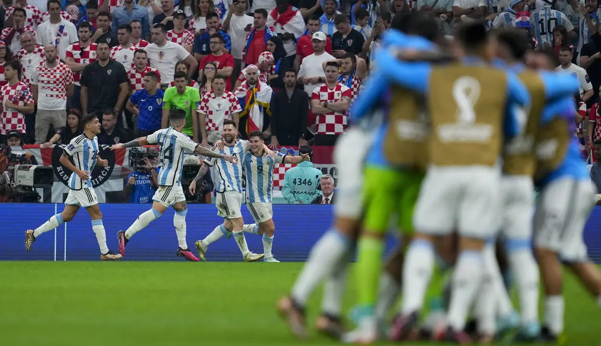 <p>Pemain Argentina merayakan gol&nbsp;kedua timnya ke gawang Kroasia yang dicetak oleh Julian Alvarez saat laga semifinal Piala Dunia 2022 yang berlangsung di Lusail Stadium, Qatar, Selasa (13/12/2022) waktu setempat. (AP Photo/Natacha Pisarenko)</p>