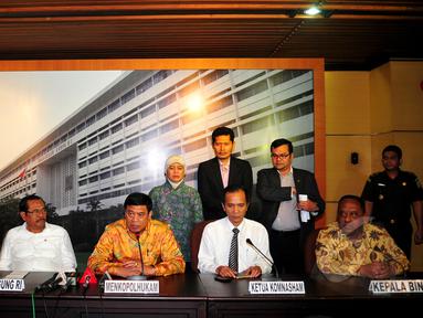Menkopolhukam bersama Kapolri, Jaksa Agung, Komnas HAM dan Kepala BIN menggelar konferensi pers terkait pertemuan tertutup yang membahas pelanggaran HAM berat masa lalu di Kejaksaan Agung, Jakarta, Selasa (21/4/2015). (Liputan6.com/Yoppy Renato)