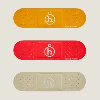 Kali ini, rumah mode asal Prancis tersebut sukses mencuri perhatian publik lewat peluncuran plester berbahan kulit ya, plester, dengan harga fantastis mencapai Rp3,3 jutaan per set. [hermes.com].