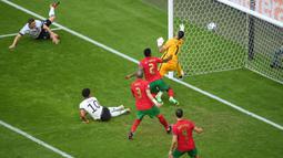 Pada babak pertama, Jerman langsung memberikan kejutan lewat gol cepat lewat aksi Robin Gosens. Sayangnya gol ini dianulir oleh wasit setelah meninjau VAR, bahwa Serge Gnabry dinyatakan offside. (Foto: AP/Pool/Matthias Hangst)