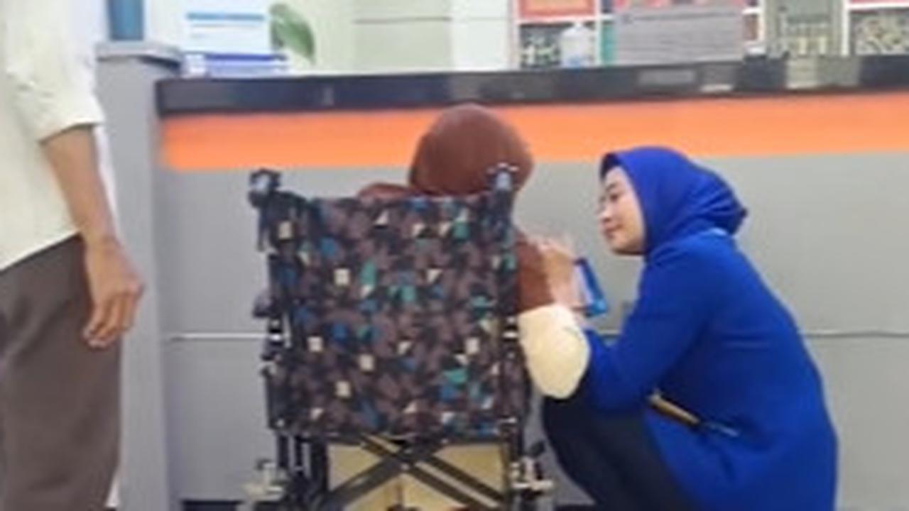 Sudah Cantik Adabnya Luar Biasa Pula, Sosok Teller Bank Layani Lansia Penuh Sopan Hingga Jongkok ini Jadi Sorotan