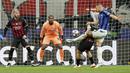 Pemain Inter Milan, Edin Dzeko (kanan) mencetak gol pertama timnya ke gawang AC Milan pada laga leg pertama semifinal Liga Champions 2022/2023 di San Siro, Milan, Italia, Kamis (11/05/2023) WIB. Laga dimenangkan oleh Nerazzurri dengan skor 2-0. (AP Photo/LaPresse/Spada)