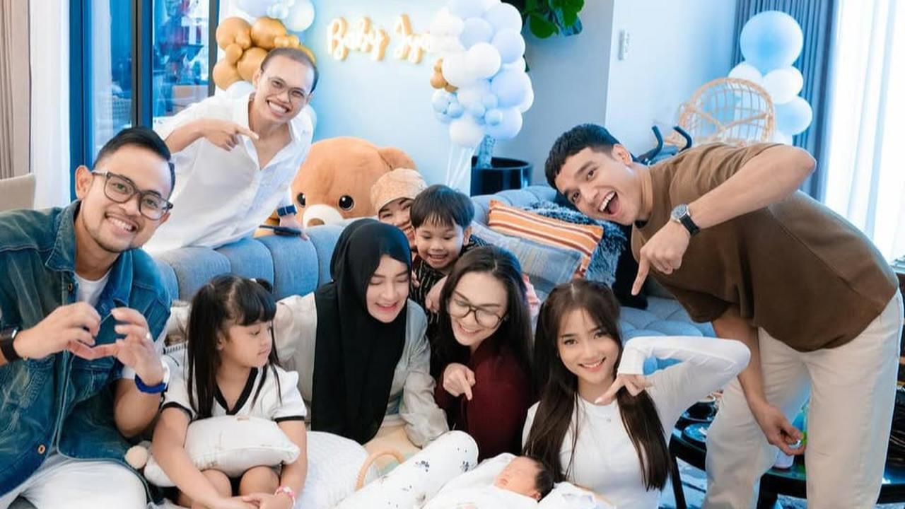 Penuh Kehangatan, 7 Potret Fuji dan Fadly Faisal Jenguk  Anak Shandy Purnamasari dan Gilang Widya