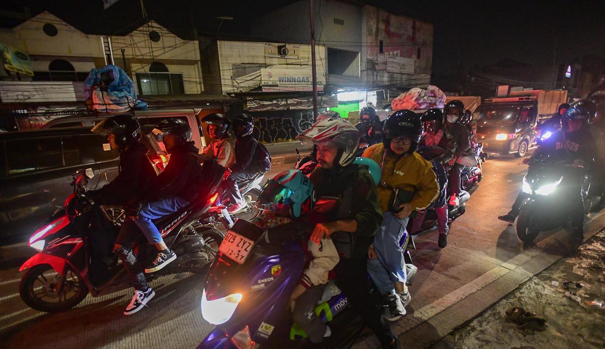 Rabu (18/3/2026) dini hari WIB, Jalan Raya Cikarang, Bekasi, Jawa Barat, dipadati pemudik bermotor. Tampak dalam foto, pengendara kendaraan bermotor melintas di Jalan Raya Cikarang, Bekasi, Jawa Barat, Rabu (18/3/2026). (merdeka.com/Arie Basuki)