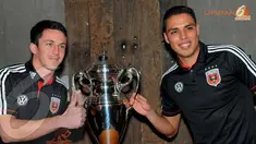 Gelandang DC United, Lewis Neal dan Luis Silva tampak mengangkat piala sebagai simbol laga persahabatan (Liputan6.com/Faisal R Syam).