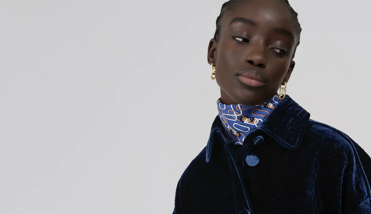 Dan ada juga syal sutra yang dicetak dengan motif O'Lock yang ditata ulang sebagai bentuk rantai untuk menyempurnakan bulan penuh cinta. Semua tersedia di butik Fendi dan fendi.com mulai Februari 2022 (Foto: Fendi)