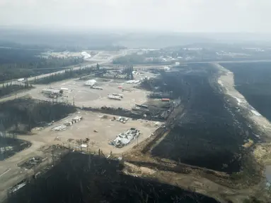 Dusun Enterprise yang terbakar di Yellowknife, Wilayah Barat Laut, Kanada, Kamis, 17 Agustus 2023. (Jeff McIntosh/The Canadian Press via AP)