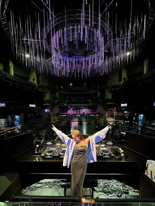 <p>Tak lupa, Hyoyeon juga membagikan foto saat berada di panggung Colosseum Jakarta. Dia berpose di balik turntable-nya. (Foto: Instagram/ hyoyeon_x_x)</p>