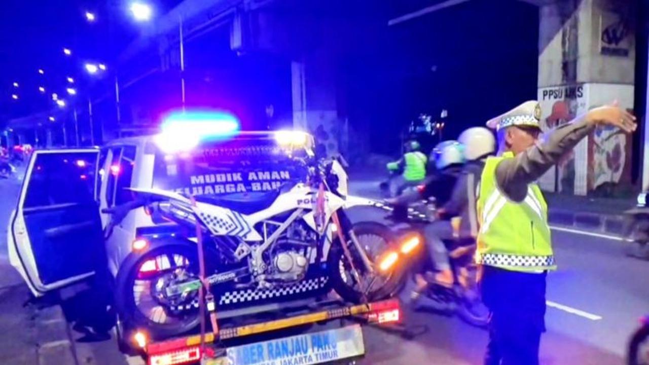 Polisi Intensif Bersihkan Ranjau Paku di Jalur Mudik Jakarta Timur Jelang Lebaran 2026