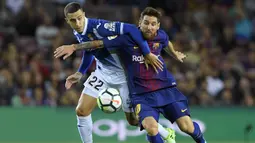 Bintang Barcelona, Lionel Messi, berebut bola dengan bek Espanyol, Mario Hermoso, pada laga La Liga Spanyol di Stadion Camp Nou, Katalonia, Sabtu (9/9/2017). Barcelona menang 5-0 atas Espanyol. (AFP/Lluis Gene)