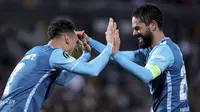 Pemain Real Betis, Antony (kiri) melakukan selebrasi bersama Isco setelah mencetak gol ke gawang Vitoria Guimaraes dalam laga leg 2 babak 16 besar Conference League yang berlangsung di D Afonso Henriques Stadium, Portugal, Jumat (14/03/2025) dini hari WIB. (AP Photo/Luis Vieira)