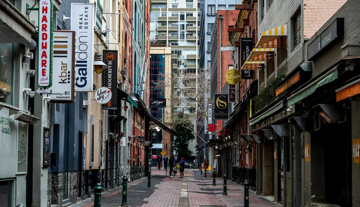 Pemandangan jalan kafe dan restoran yang kosong di Melbourne setelah kota terbesar kedua di Australia itu memberlakukan lockdown ketat, Jumat (16/7/2021). Lockdown di Melbourne, adalah yang kelima sejak pandemi dimulai satu setengah tahun yang lalu. (ASANKA BRENDON RATNAYAKE/AFP)
