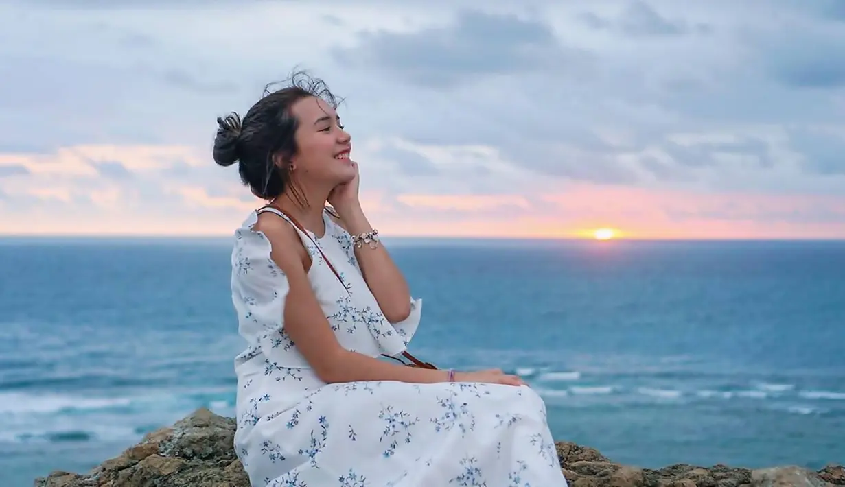 Saat liburan di pantai, gayanya pun tampil menawan, seperti kenakan mini dress hingga busana dengan nuansa yang cerah. Ia pun jarang unggah foto seksi meski sedang liburan di pantai. (Liputan6.com/IG/@bebytsabina)