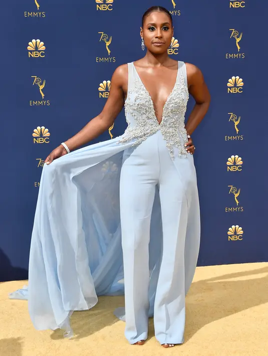 Mengombinasikan siluet dari jumpsuit dan gaun unntuk overall loo, Issa Rae terlihat cantik banget di Emmy Awards 2018! Ups, sepatunya ke mana ya? (Frazer Harrison / GETTY IMAGES NORTH AMERICA / AFP)