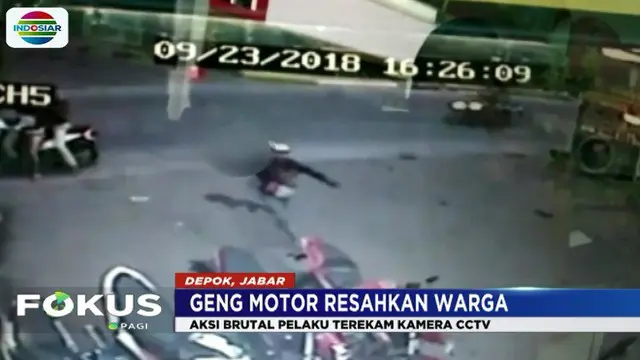 Pelaku yang berjumlah enam orang menggunakan sepeda motor langsung menyerang warga dengan senjata tajam.