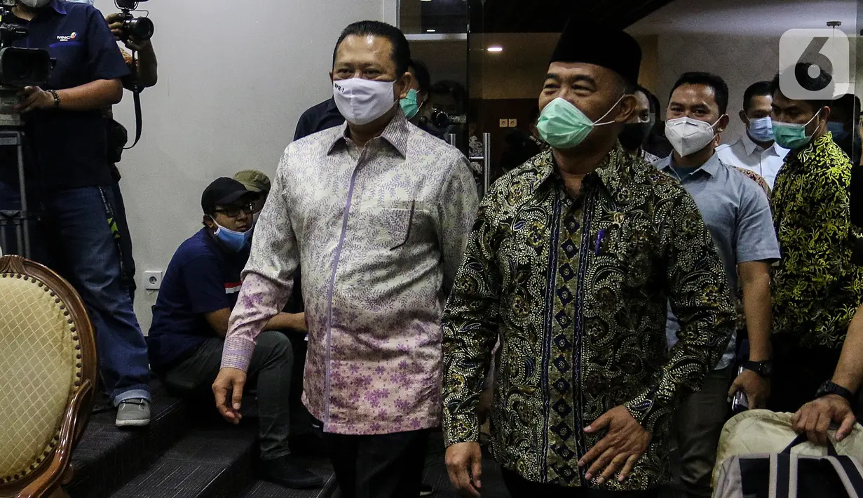 Menteri Koordinator bidang Pembangunan Manusia dan Kebudayaan Muhadjir Effendy (kanan) bersama Ketua MPR Bambang Soesatyo hadir dalam diskusi empat pilar di Kompleks Parlemen, Senayan, Jakarta, Rabu (2/12/2020). (Liputan6.com/Johan Tallo)