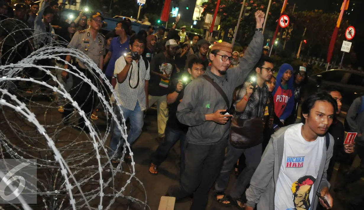 Sejumlah aktivis saat melakukan aksi solidaritas #MelawanGelap di depan Istana Merdeka, Jakarta, Jumat (5/8). Aksi tersebut merupakan bentuk dukungan kepada Koordinator Kontras Haris Azhar. (Liputan6.com/Gempur M Surya)