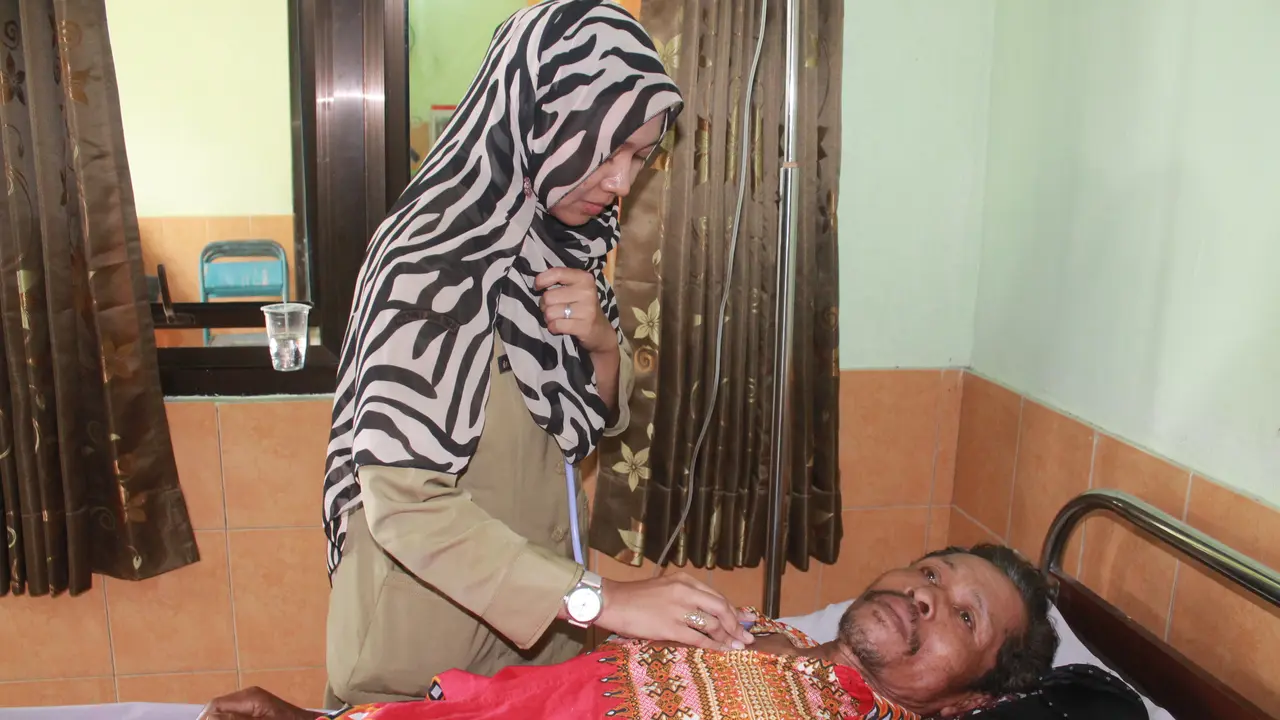 Pohon Jati Terkubur, Pengungsi Longsor Trenggalek Jatuh Sakit