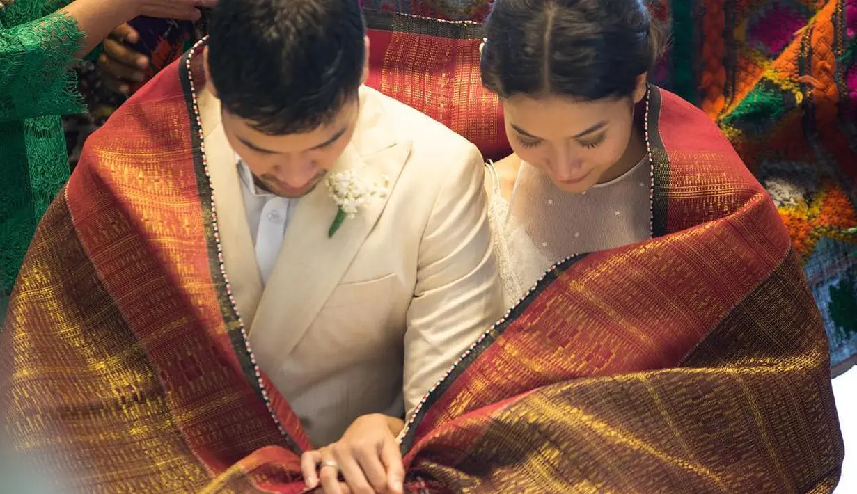 Chicco Jerikho dan Putri Marino resmi menikah pada Sabtu (3/3/2018). Pernikahan digelar di Bali berjalan lancar dan dihadiri oleh kedua keluarga dan sahabat dekat. (Instagram/chicco.jerikho)