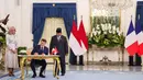 Selanjutnya, Presiden Prabowo Subianto mengajak Presiden Prancis Emmanuel Macron menandatangani buku tamu. (Ludovic MARIN/AFP)