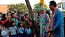 Ratu Denmark Margrethe II menyapa warga saat mengunjungi Ruang Publik Terpadu Ramah Anak (RPTRA) Kenanga di Cideng, Jakarta, Kamis (22/10/2015). Kunjungan sekaligus menyumbangkan permainan Lego bagi sejumlah anak-anak di RPTRA. (Liputan6.com/Yoppy Renato)