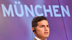 Mantan pemain Real Madrid, James Rodriguez, diperkenalkan sebagai pemain baru Bayern Munchen saat jumpa pers di Munchen, Rabu (12/7/2017). (EPA/Lukas Barth)