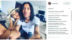 Artis berdarah Belgia itu juga pamer foto jemari tangan seorang perempuan sedang diremas oleh tangan lelaki, yang diduga adalah tangan Ello.