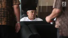 Tokoh PPP Jawa Timur Asep Saifuddin Chalim menunggu di ruang tunggu sebelum menjalani pemeriksaan di Gedung KPK, Jakarta, Senin (25/3). Kiai Asep diperiksa sebagai saksi untuk tersangka Romahurmuziy dalam kasus dugaan suap jual beli jabatan di lingkungan Kementerian Agama. (merdeka.com/Dwi Narwoko)