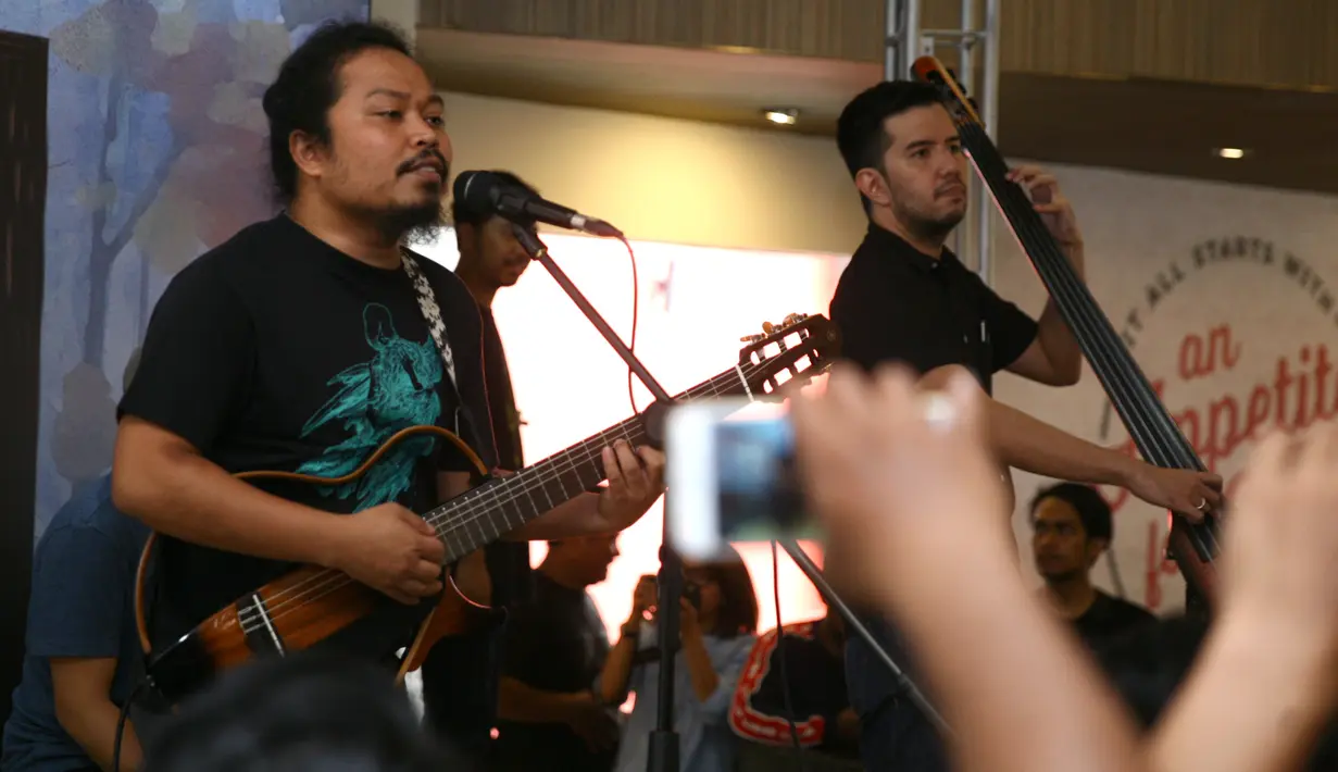 Payung Teduh baru saja mengeluarkan album ketiganya berjudul Ruang Tunggu. Sebelumnya, grup ini telah merilis album Payung Teduh dan dua tahun kemudian merilis Dunia Batas. (Nurwahyunan/Bintang.com)