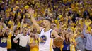 Pebasket Warriors, Stephen Curry #30 memperlambat permainan saat timnya melawan Portland Trail Blazers ipada game ke-5 semifinal NBA Playoffs wilayah barat di Oracle Arena, Oakland, California, (12/5/2016) WIB. (Ezra Shaw/Getty Images/AFP)