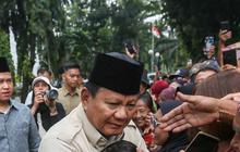 FOTO: Momen Prabowo Sapa Warga Usai Ziarah ke Makam Sang Ayah, Dapat Ucapan Selamat
