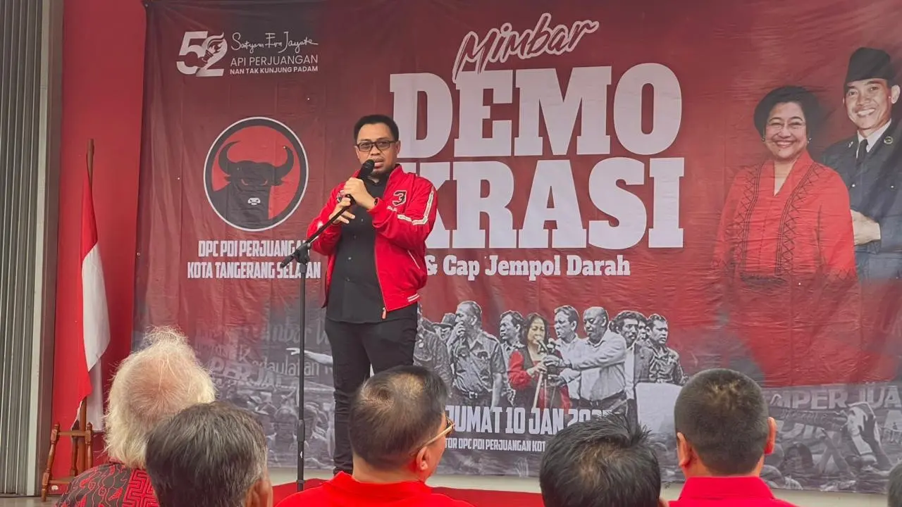 PDI Perjuangan Kota Tangerang Selatan melakukan aksi mimbar bebas dan kembali melakukan cap jempol darah membuktikan kesetiaan terhadap Megawati Soekarnoputri selaku Ketua Umum PDIP.