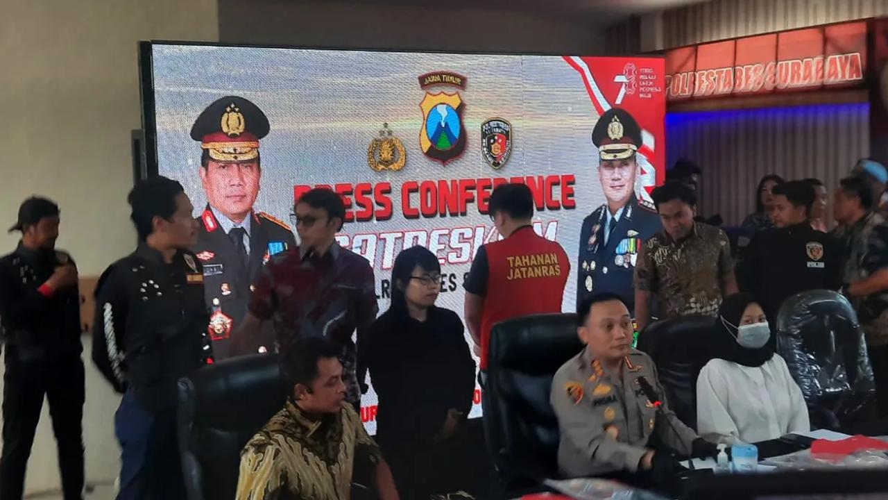 Ia menyebut, tersangka yang panik mencoba memberikan pertolongan pertama pada korban. Gregorius berupaya memberikan CPR atau cardiopulmonary resuscitation.<br>