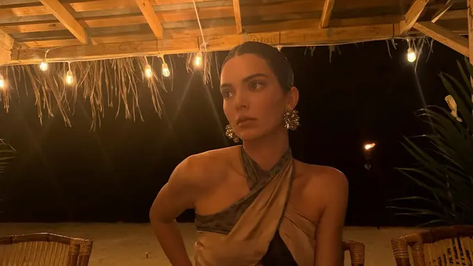 Gaya Tropical Glam Kendall Jenner Rayakan Ulang Tahun ke 30 di Tepi Pantai, Pakai Bralette Rp11 Jutaan