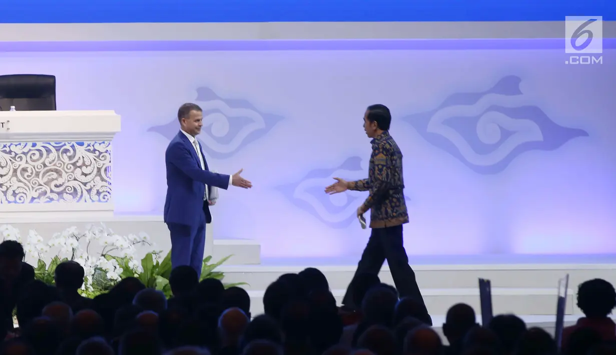 Presiden Joko Widodo bersalaman dengan Ketua Pleno Pertemuan Tahunan IMF World Bank Group Petteri Orposat rapat pleno Pertemuan Tahunan IMF - World Bank Group Tahun 2018 di Nusa Dua, Bali, Jumat (12/10). (Liputan6.com/Angga Yuniar)